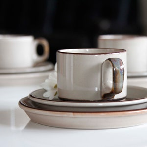 Quistgaard &#39;Peru&#39; teacups, saucers and plates - IHQ tableware. Midcentury 70s modern design. Bing and Grondahl. Scandinavian stoneware