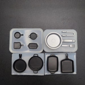 Puede incluir: Una colección de moldes de cocina en miniatura, que incluyen sartenes, parrillas y utensilios para servir. Los moldes tienen varias formas y tamaños, perfectos para crear accesorios para casas de muñecas o miniaturas de alimentos. Los moldes están hechos de un material transparente y flexible.