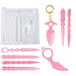 Könnte beinhalten: Eine Sammlung von rosa dolchförmigen Gegenständen aus Kunstharz, darunter ein Schlüsselanhänger, Formen und fertige Teile. Die Artikel variieren im Design, einige weisen dekorative Elemente auf, andere sind schlicht. Das Bild ist gut beleuchtet und zeigt die Details.