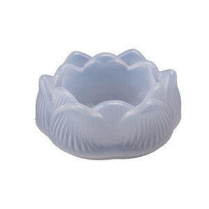 Puede incluir: Un cuenco azul claro con forma de flor. El cuenco tiene un dise&ntilde;o detallado de p&eacute;talos y un interior liso. El cuenco est&aacute; hecho de un material transl&uacute;cido y es adecuado para guardar objetos peque&ntilde;os o como pieza decorativa.