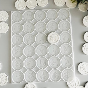 Molde de silicona con forma de mariposa para llavero con letras del alfabeto de la A a la Z, molde de resina para decoración de etiquetas con forma de resorte redondo, molde para colgantes con símbolos del alfabeto