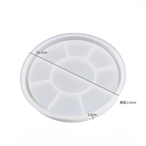 Pu&ograve; includere: Uno stampo rotondo in resina trasparente con otto scomparti, ideale per l'artigianato. Lo stampo misura 22,5 cm di diametro e 2,6 cm di profondit&agrave;. Il design presenta un interno segmentato e un bordo esterno strutturato.