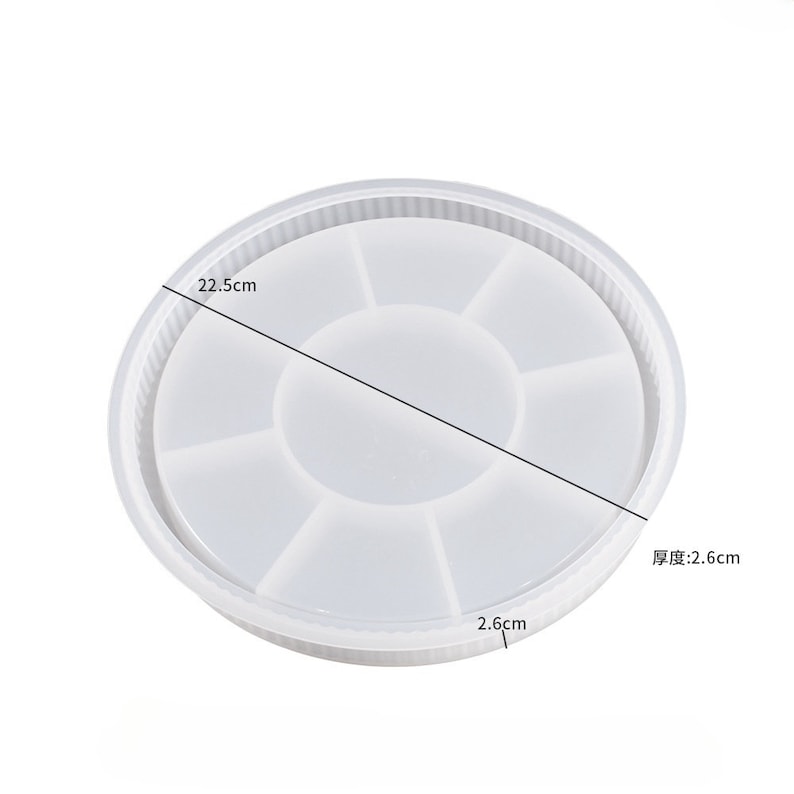 Pu&ograve; includere: Uno stampo rotondo in resina trasparente con otto scomparti, ideale per l'artigianato. Lo stampo misura 22,5 cm di diametro e 2,6 cm di profondit&agrave;. Il design presenta un interno segmentato e un bordo esterno strutturato.