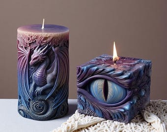 Può includere: Due candele a tema fantasy. Una è una candela a colonna cilindrica con un disegno di drago nelle tonalità del viola, blu e rosso. L'altra è una candela a forma di cubo con un disegno di occhio dettagliato, anch'esso viola e blu. Entrambe le candele sono accese.