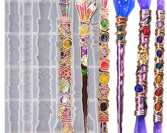 Puede incluir: Un molde de silicona con seis cavidades en forma de varita, junto a seis varitas terminadas. Las varitas están decoradas con cristales, alambre dorado y adornos coloridos. Las varitas son de color púrpura, marrón y dorado. El molde es de color gris claro.