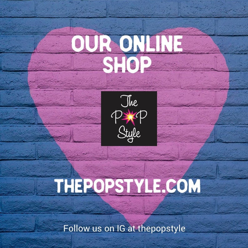 K&ouml;nnte beinhalten: Eine Backsteinmauer, bemalt mit einem blauen und rosa Herz. Die Worte "OUR ONLINE SHOP" stehen oben. Ein schwarzes Quadrat mit "The Pop Style" befindet sich in der Mitte. Die Website "THEPOPSTYLE.COM" steht unten.