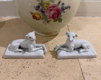 Couple de chiens Staffordshire en porcelaine vintage assis sur des coussins