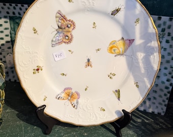 Assiette à papillon peinte à la main par Anna Weatherley, porcelaine Bernadotte, Hongrie, dorée, décor botanique et insectes.