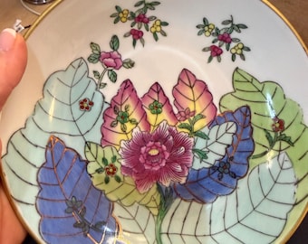 Plaque murale vintage en porcelaine chinoise représentant une feuille de tabac, style Famille Rose, avec support en laiton.