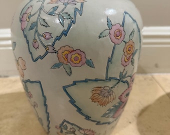 Pot à gingembre vintage en porcelaine chinoise avec couvercle, vase chinoiserie à motifs floraux pastel, décor asiatique rose et bleu, pot décoratif de style temple