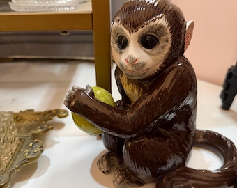 Figurine vintage de singe capucin en céramique italienne tenant des fruits, fabriquée en Italie, sculpture animalière à glaçure brune, objet de décoration fantaisiste pour étagère.