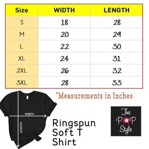 K&ouml;nnte beinhalten: Schwarzes Ringspun Soft T-Shirt mit einer Gr&ouml;&szlig;entabelle, die Breiten- und L&auml;ngenma&szlig;e in Zoll anzeigt. Die Gr&ouml;&szlig;en reichen von S bis 3XL, mit Breiten von 45.7 cm bis 71.1 cm und L&auml;ngen von 71.1 cm bis 83.8 cm. Das Pop Style Logo ist in der Ecke.