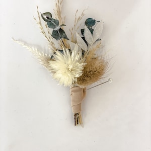 White Strawflower + Eucalyptus Boutonniere/ Wedding Flowers/ Groom and Groomsmen/ Dried Flowers