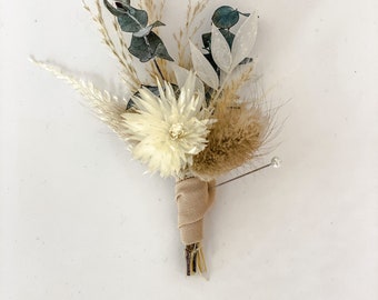 White Strawflower + Eucalyptus Boutonniere/ Wedding Flowers/ Groom and Groomsmen/ Dried Flowers