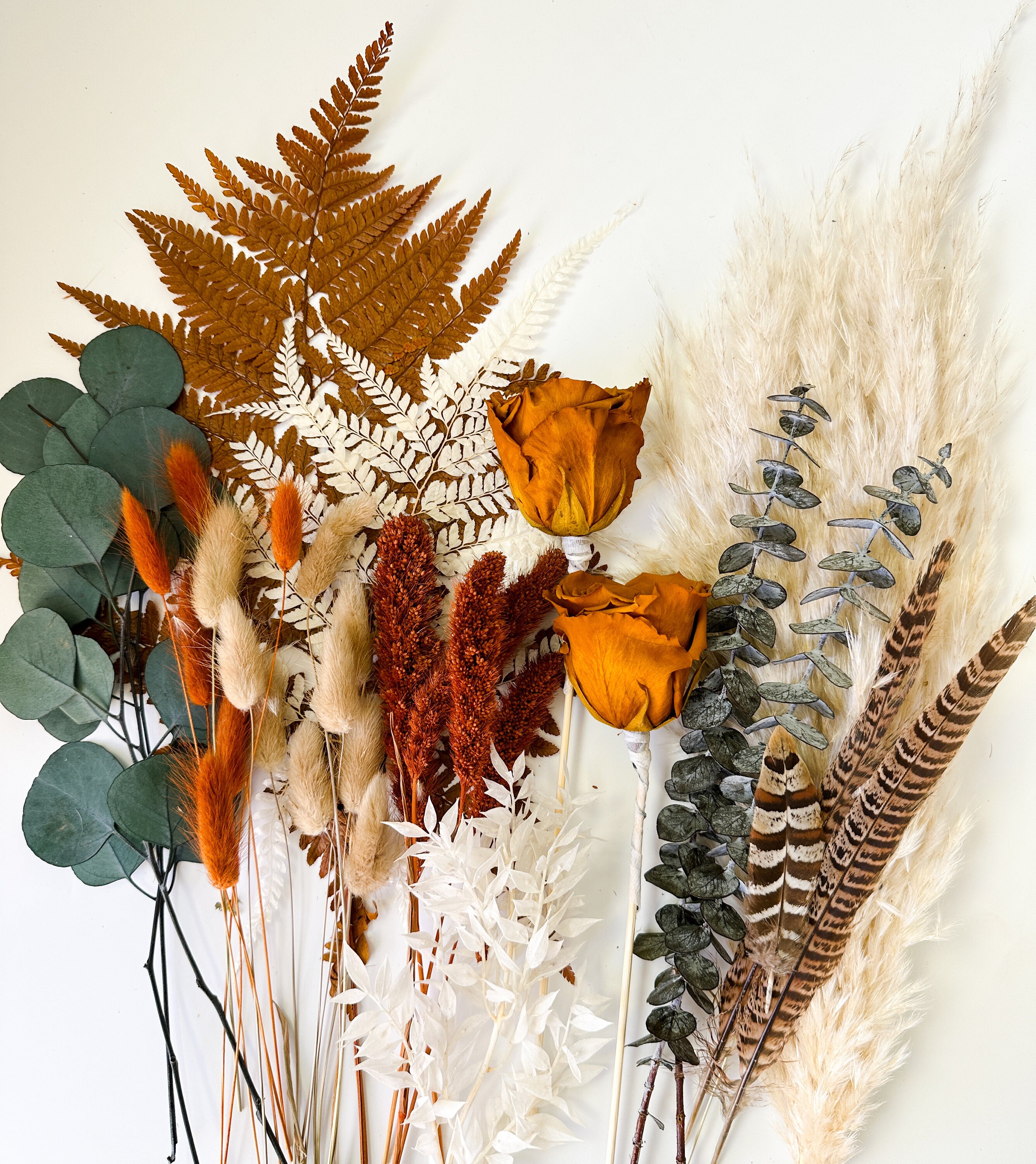 Flores de pastel de terracota + plumas de faisán y vegetación, Flores planas, Bricolaje, Flores de boda, Flores secas