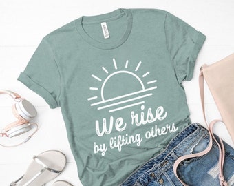 We Rise By Lifting Others camiseta, camiseta de motivación, camiseta de Bella Canvas, Raise Others, Lift Others Up Shirt, camiseta Sunrise