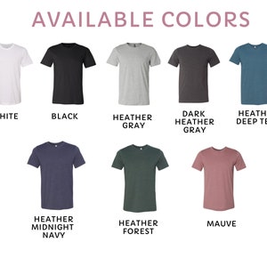 Pu&ograve; includere: Una selezione di colori di magliette, tra cui bianco, nero, grigio melange, grigio melange scuro, blu petrolio melange, blu notte melange, verde bosco melange e malva.