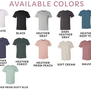 Puede incluir: Una selecci&oacute;n de camisetas en varios colores, incluyendo blanco, negro, gris jaspeado, gris jaspeado oscuro, azul jaspeado profundo, azul marino jaspeado, bosque jaspeado, melocot&oacute;n jaspeado prisma, crema suave, malva y azul jaspeado prisma polvoriento.