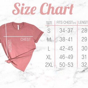Puede incluir: Tabla de tallas para una camiseta con medidas en pulgadas para el pecho y la longitud. La tabla muestra las tallas S, M, L, XL y 2XL con las medidas de pecho y longitud correspondientes.