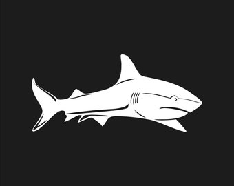 Könnte beinhalten: Eine weiße Hai-Silhouette vor schwarzem Hintergrund. Der Hai ist im Profil dargestellt und zeigt seine Rückenflosse, Brustflossen und Schwanz. Das Design ist schlicht und grafisch, geeignet für verschiedene Anwendungen.