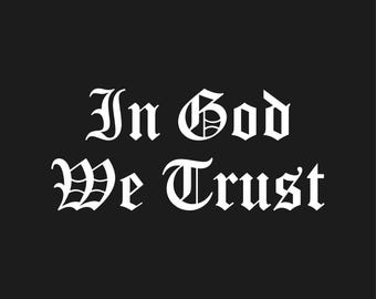 En Dios Confiamos. Vinilo decorativo con texto apilado en inglés antiguo. Pegatina religiosa.