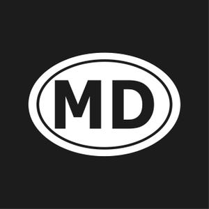 Peut inclure: Autocollant ovale blanc avec les lettres "MD" en gras noir. L'autocollant a une bordure blanche et est placé sur un fond noir uni. Le design est simple et épuré.