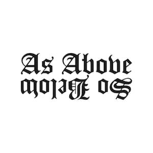 Może przedstawiać: Czarny tekst "As Above, So Below" na białym tle, napisany gotycką czcionką. Tekst jest wyśrodkowany, a czcionka jest ozdobna i stylizowana.