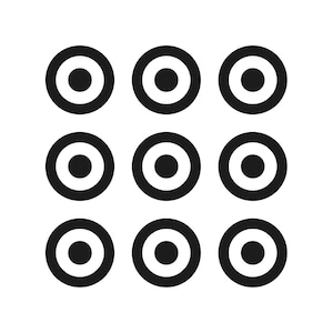 Puede incluir: Nueve círculos concéntricos en blanco y negro dispuestos en una cuadrícula de 3x3. Cada círculo tiene un anillo exterior negro, un anillo interior blanco y un centro negro. El diseño es simple y gráfico, sobre un fondo blanco.