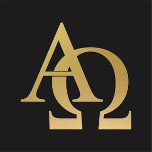 Può includere: Design dorato con le lettere A e Ω sovrapposte su sfondo nero. Le lettere hanno un aspetto strutturato e metallico, creando un contrasto sorprendente con lo sfondo scuro. Il design è semplice ma elegante.