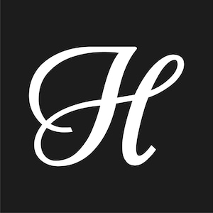 Puede incluir: Una elegante letra "H" blanca en cursiva sobre un fondo negro sólido. El diseño presenta una fuente estilizada y fluida, creando una estética clásica y sofisticada. La letra está centrada, llenando el marco.