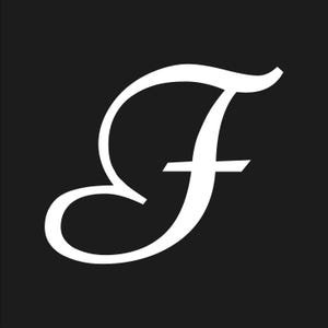 Pode incluir: Uma letra "F" branca e estilizada contra um fundo preto. A escrita elegante apresenta um design fluido com um laço proeminente e uma barra horizontal. A imagem é um gráfico simples, mas marcante.