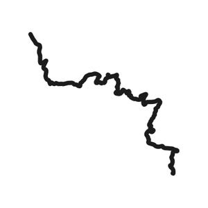Può includere: Una linea nera disegnata a mano su sfondo bianco. La linea è spessa e serpeggiante, simile a un fiume o a una caratteristica geografica. Lo stile è semplice e grafico, adatto a varie applicazioni di design.
