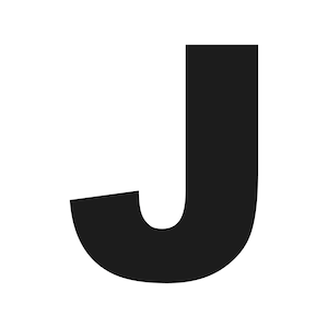Può includere: Una lettera "J" nera su sfondo bianco. La lettera è in grassetto, senza grazie, con una base curva e una linea verticale dritta. Il design è semplice e grafico, adatto a vari usi.