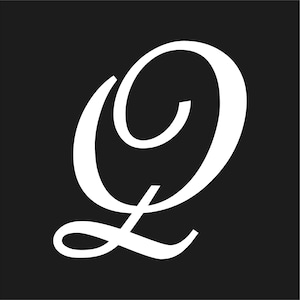 Pode incluir: Uma letra "Q" branca e estilizada sobre um fundo preto. A letra tem um design cursivo e fluido, com uma parte superior grande e arredondada e um adorno decorativo na parte inferior. A estética geral é elegante e clássica.
