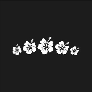 Puede incluir: Adhesivos de flores de hibisco blancas de varios tamaños dispuestos horizontalmente sobre un fondo negro. Las flores tienen pétalos detallados y estambres prominentes, creando un tema tropical. Adecuado para decorar diversas superficies.