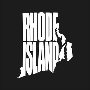 Op de afbeelding: Een zwarte afbeelding met de witte tekst "RHODE ISLAND" verticaal gestapeld, met de omtrek van de staat geïntegreerd in de tekst. Het ontwerp is eenvoudig en gedurfd, geschikt voor kleding of accessoires.