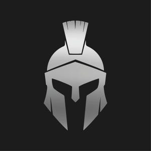 Könnte beinhalten: Ein silberfarbener spartanischer Helm mit Kamm und Augenschlitzen auf schwarzem Hintergrund. Das symmetrische Design des Helms und seine metallische Oberfläche erzeugen einen auffälligen Kontrast.
