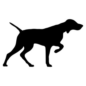 Op de afbeelding: Een zwart silhouet van een hond in een staande houding, met één voorpoot omhoog. De hond heeft een lange staart en een puntige snuit, tegen een witte achtergrond. De afbeelding is een eenvoudige, grafische weergave van een jachthond.