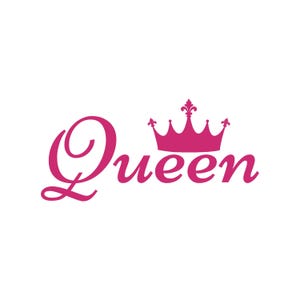 Op de afbeelding: Een magenta afbeelding met het woord "Queen" in een cursief lettertype, bekroond met een kroon. De kroon is ook magenta en heeft een fleur-de-lis ontwerp. De afbeelding staat tegen een witte achtergrond.