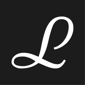 Puede incluir: Una letra "L" blanca y estilizada sobre un fondo negro sólido. La fuente cursiva presenta un diseño fluido y elegante. La letra está centrada, creando un efecto visual simple pero llamativo.