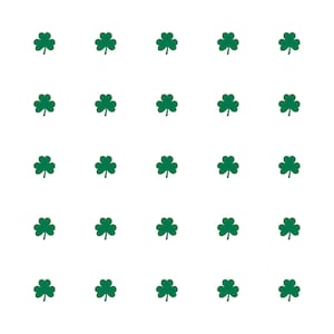 Puede incluir: Patrón repetitivo de tréboles verdes sobre fondo blanco. Cada trébol tiene tres hojas en forma de corazón y un pequeño tallo. El diseño está espaciado uniformemente, creando un aspecto simple, limpio y festivo, perfecto para el Día de San Patricio.