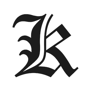 Puede incluir: Una letra "K" negra en un estilo de fuente gótica. La letra tiene un diseño decorativo y ornamentado con elementos curvos y puntiagudos. El fondo es blanco liso, proporcionando un fuerte contraste con la audaz letra negra.