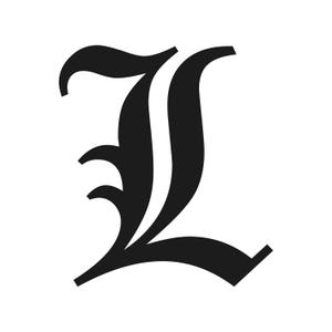 Puede incluir: Una letra "L" negra y estilizada en una fuente gótica decorativa. La letra tiene un diseño fluido y ornamentado con una franja blanca en el centro, sobre un fondo blanco. El diseño es audaz y llamativo.