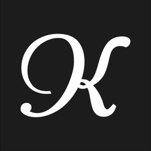 Pode incluir: Uma letra "K" branca e elegante em escrita cursiva sobre um fundo preto sólido. O design apresenta uma fonte fluida e estilizada, com uma estética clássica e sofisticada. A letra está centrada e preenche a maior parte do quadro.