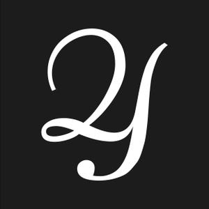 Pode incluir: Uma letra "Y" branca e estilizada contra um fundo preto sólido. A elegante escrita apresenta um design fluido com uma base arredondada e um topo curvo, criando um contraste visualmente atraente.