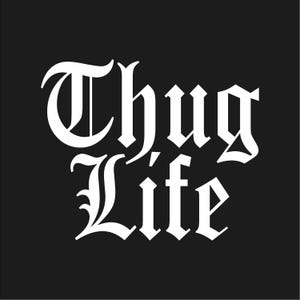 Puede incluir: Fondo negro con las palabras "Thug Life" en blanco, con una tipografía gótica. El texto está centrado y ocupa la mayor parte del encuadre, creando un impacto visual audaz.