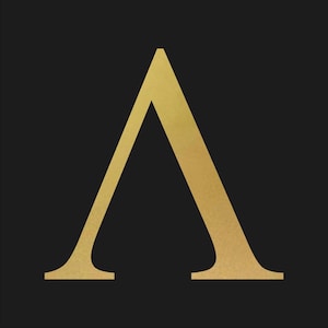 Könnte beinhalten: Ein goldfarbener Buchstabe Lambda vor schwarzem Hintergrund. Der griechische Buchstabe ist mit einem Serifen-Design stilisiert. Das Bild hat eine minimalistische Ästhetik, wobei der Buchstabe den größten Teil des Rahmens einnimmt.