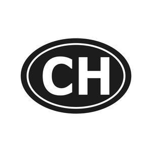 Può includere: Un adesivo ovale in bianco e nero con le lettere "CH" in bianco. Le lettere sono centrate all'interno dell'ovale, che ha un bordo bianco. L'adesivo è probabilmente un'emblema per auto o un identificatore di codice paese.