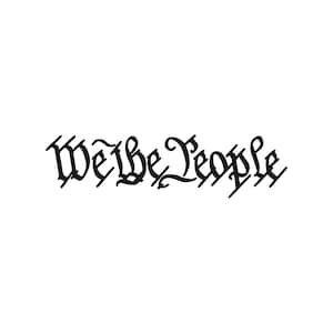 Könnte beinhalten: Schwarzer Text auf weißem Hintergrund, der "We the People" in gotischer Schrift darstellt. Der Satz ist ein Verweis auf die Verfassung der Vereinigten Staaten.