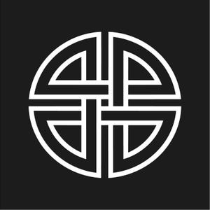 Könnte beinhalten: Ein weißes keltisches Knotenmuster auf schwarzem Hintergrund. Das kreisförmige, symmetrische Muster weist ineinander verschlungene Linien auf, die eine komplexe geometrische Form bilden. Dieses traditionelle Design eignet sich für verschiedene Anwendungen.